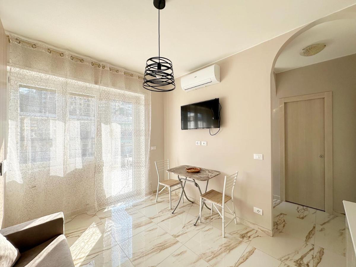 Wh - Un Posto Al Sole - Attico Monolocale Con Parcheggio Gratuito - 5 Minuti Dal Centro - Wifi Apartment Sanremo Exterior foto