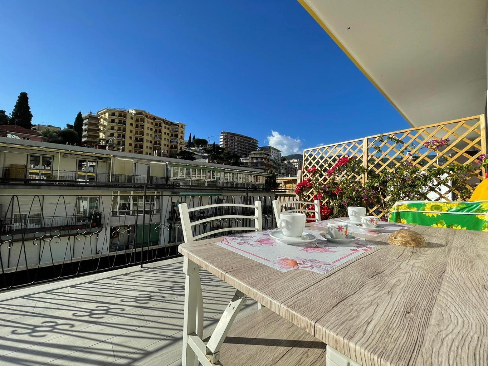 Wh - Un Posto Al Sole - Attico Monolocale Con Parcheggio Gratuito - 5 Minuti Dal Centro - Wifi Apartment Sanremo Exterior foto