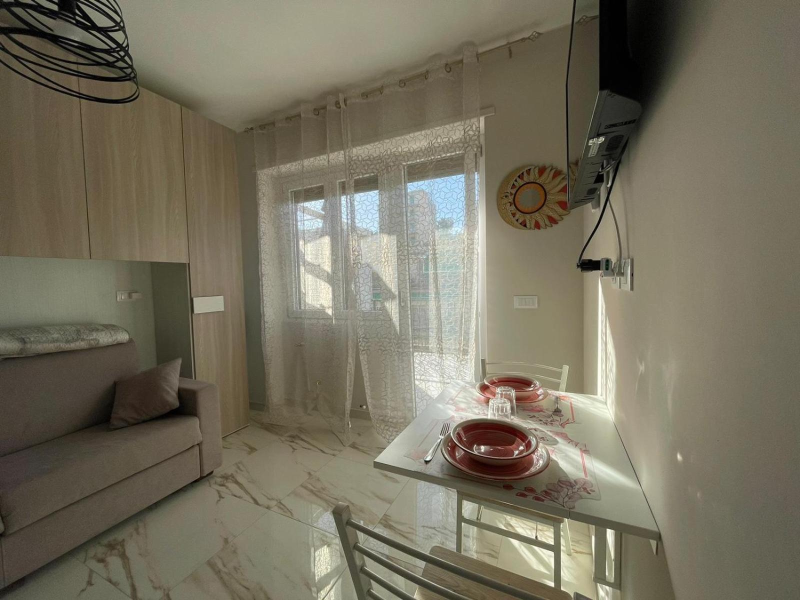 Wh - Un Posto Al Sole - Attico Monolocale Con Parcheggio Gratuito - 5 Minuti Dal Centro - Wifi Apartment Sanremo Exterior foto